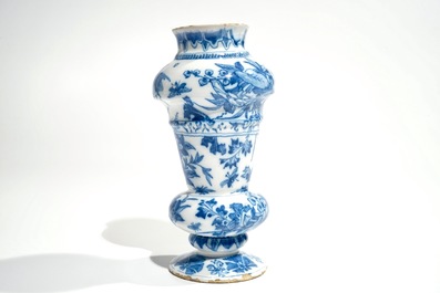 Un vase en fa&iuml;ence de Delft bleu et blanc &agrave; d&eacute;cor chinoiserie, 2&egrave;me moiti&eacute; du 17&egrave;me