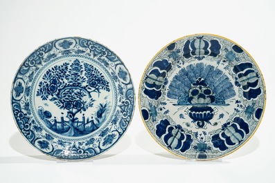 Cinq assiettes en fa&iuml;ence de Delft bleu et blanc, 17/18&egrave;me