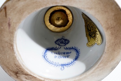 Une paire de vases couverts en porcelaine dans le style de S&egrave;vres, 19/20&egrave;me