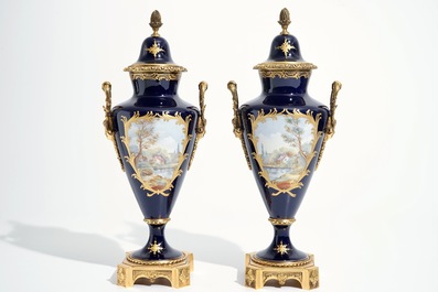 Une paire de vases couverts en porcelaine dans le style de S&egrave;vres, 19/20&egrave;me