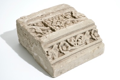 Un fragment d'une arche romane en pierre sculpt&eacute;e, France, 12/13&egrave;me