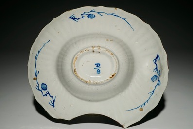 Un plat &agrave; barbe en fa&iuml;ence de Delft bleu et blanc &agrave; d&eacute;cor chinoiserie, 18&egrave;me