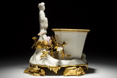 Un groupe en porcelaine blanc de Chine, Meissen et Saint-Cloud &agrave; monture en bronze dor&eacute;, Ateliers Bointaburet &agrave; Paris, 19&egrave;me