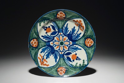 Une assiette en fa&iuml;ence de Delft polychrome &agrave; d&eacute;cor quatre-coeurs et une polylob&eacute;e en blanc de Delft, 18&egrave;me