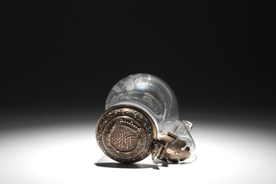 Een glazen kroes met gegraveerd wapendecor en fraai zilveren deksel, gemerkt Augsburg, Duitsland, 17e eeuw