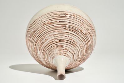 Een modernistische vaas met gekrast decor in cr&egrave;me-wit glazuur, Perignem, 2e helft 20e eeuw