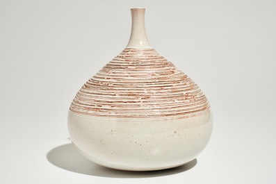 Een modernistische vaas met gekrast decor in cr&egrave;me-wit glazuur, Perignem, 2e helft 20e eeuw