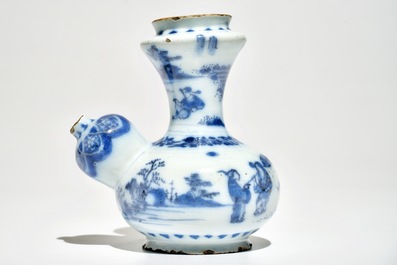 Een blauwwitte Delftse kendi met chinoiserie decor, 2e helft 17e eeuw