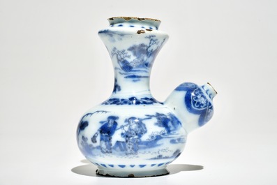 Een blauwwitte Delftse kendi met chinoiserie decor, 2e helft 17e eeuw