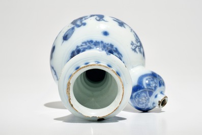 Een blauwwitte Delftse kendi met chinoiserie decor, 2e helft 17e eeuw