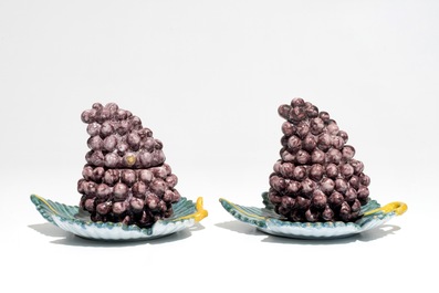 Une paire de terrines en forme de raisins en fa&iuml;ence polychrome de Delft, 18&egrave;me