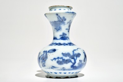 Een blauwwitte Delftse kendi met chinoiserie decor, 2e helft 17e eeuw