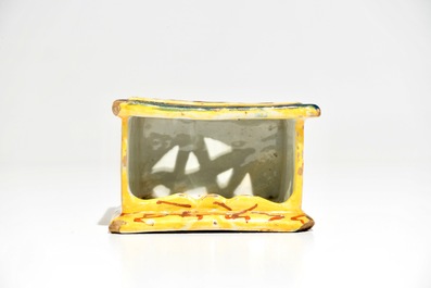 Un rechaud miniature avec son int&eacute;rieur en fa&iuml;ence polychrome de Delft, 18&egrave;me