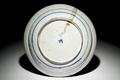 A large Dutch Delft cashmire palette charger, 1st half 18th C.