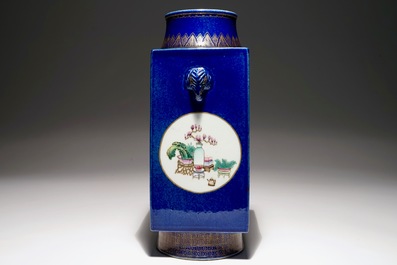 Un vase de type cong en porcelaine de Chine famille rose &agrave; fond bleu poudr&eacute;, 19&egrave;me