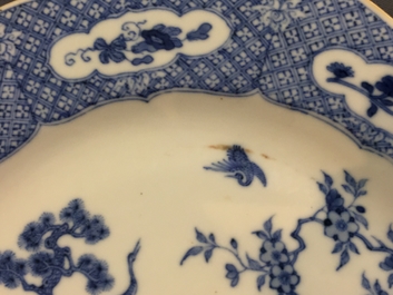 Een paar Chinese blauwwitte borden met dieren in een tuin, Qianlong