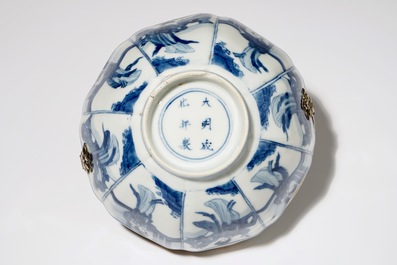 Un bol en porcelaine de Chine bleu et blanc mont&eacute; en argent aux &quot;dames longues&quot;, Kangxi