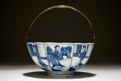 Un bol en porcelaine de Chine bleu et blanc mont&eacute; en argent aux &quot;dames longues&quot;, Kangxi