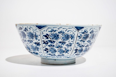 Un grand bol en fa&iuml;ence de Delft bleu et blanc &agrave; d&eacute;cor floral, 18&egrave;me