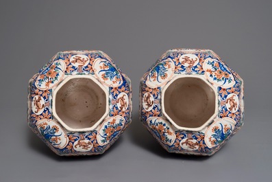 Une paire de grands vases couverts en fa&iuml;ence dans le style de Delft palette cachemire, France, 19&egrave;me