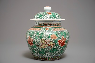 Un vase couvert en porcelaine de Chine wucai aux animaux mythiques, marque de Wanli, 19/20&egrave;me
