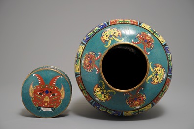 Een Chinese cloisonn&eacute; dekselpot met taotie maskers, 19e eeuw