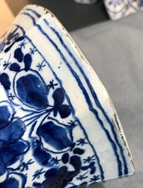 Trois vases en fa&iuml;ence de Delft bleu et blanc aux oiseaux sur fond millefleurs, 18&egrave;me
