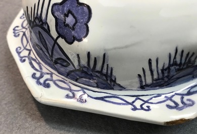 Une garniture de trois vases en fa&iuml;ence de Delft bleu et blanc &agrave; d&eacute;cor chinoiserie, 2&egrave;me moiti&eacute; du 17&egrave;me