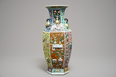 Un vase de forme hexagonale en porcelaine de Chine famille rose &agrave; d&eacute;cor appliqu&eacute;, 19&egrave;me