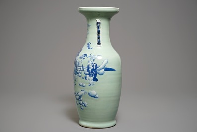 Un vase en porcelaine de Chine &agrave; d&eacute;cor en bleu et blanc sur fond c&eacute;ladon, 19&egrave;me