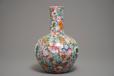 Een grote flesvormige Chinese famille rose millefleurs vaas, Qianlong merk, 19/20e eeuw