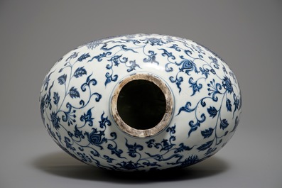 Un vase de forme bouteille en porcelaine de Chine bleu et blanc aux dragons, 19/20&egrave;me