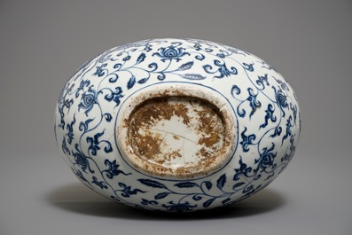 A Chinese blue and white bottle vase with dragons, 19/20th C.