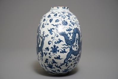 A Chinese blue and white bottle vase with dragons, 19/20th C.