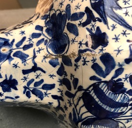 Trois vases en fa&iuml;ence de Delft bleu et blanc aux oiseaux sur fond millefleurs, 18&egrave;me
