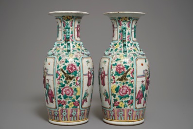 Une paire de vases en porcelaine de Chine famille rose &agrave; d&eacute;cor de figures, 19&egrave;me