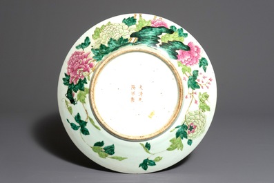 Un tr&egrave;s grand plat en porcelaine de Chine famille rose aux oiseaux parmi fleurs, marque et &eacute;poque de Guangxu