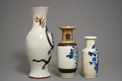 Drie Chinese Nanking craquel&eacute; vazen met blauwwit en reli&euml;fdecor, 19e eeuw