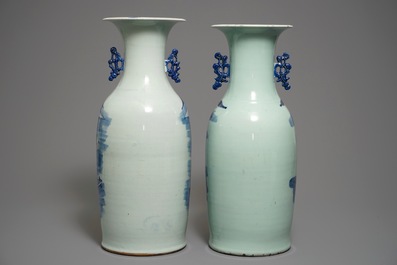 Twee Chinese blauwwitte celadon landschapsvazen, 19/20e eeuw