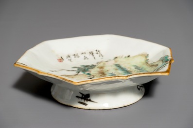 Une coupe sur piedouche en porcelaine de Chine qianjiang cai, sign&eacute;e Ci Li, 1&egrave;re moiti&eacute; du 20&egrave;me
