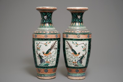 Une paire de vases en porcelaine de Chine verte-noire aux oiseaux, 19&egrave;me