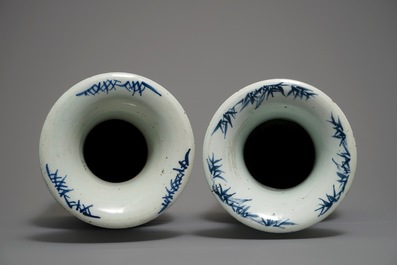 Deux vases en porcelaine de Chine bleu et blanc sur fond c&eacute;ladon, 19/20&egrave;me