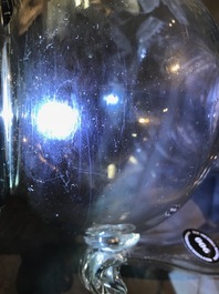 Une chope en verre grav&eacute; &agrave; d&eacute;cor armori&eacute; au couvercle en argent, marque d'Augsburg, Allemagne, 17&egrave;me