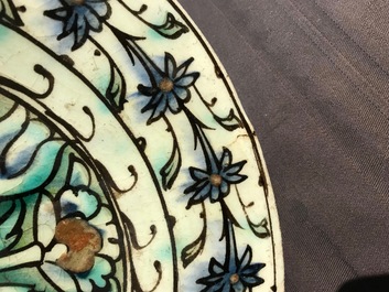 Een Iznik bord met ornamentaal decor, Turkije, 1e helft 17e eeuw