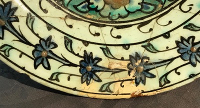 Een Iznik bord met ornamentaal decor, Turkije, 1e helft 17e eeuw