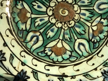 Une assiette Iznik &agrave; d&eacute;cor ornemental, Turquie, 1&egrave;re moiti&eacute; du 17&egrave;me