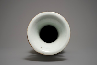 Un vase en porcelaine de Chine &agrave; d&eacute;cor qianjiang cai, sign&eacute; Yu Rongsheng, 19/20&egrave;me