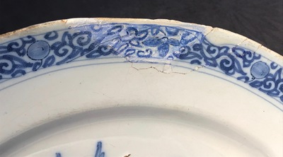 Un plat armori&eacute; dat&eacute; 1683 en fa&iuml;ence de Delft bleu et blanc et une assiette au paysage, 17&egrave;me