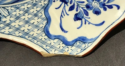 Un plat &agrave; barbe en fa&iuml;ence de Delft bleu et blanc &agrave; d&eacute;cor chinoiserie, 18&egrave;me