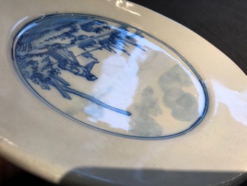 Un plat armori&eacute; dat&eacute; 1683 en fa&iuml;ence de Delft bleu et blanc et une assiette au paysage, 17&egrave;me